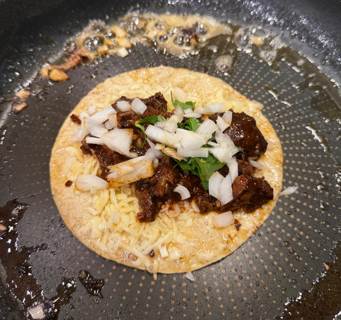 Birria Tacos mit verschiedenen Salsas